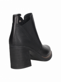 Botín de cuero negro tipo Chelsea para mujer, con tacón grueso y paneles elásticos que facilitan el calce.