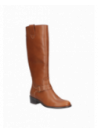 Bota de cuero café para mujer, cómoda y versátil, complementa pantalones ajustados o faldas en eventos casuales.