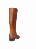 Bota de cuero café para mujer con hebilla y remaches metálicos, combinando un toque moderno y elegante.