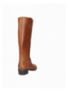 Bota de cuero café para mujer con hebilla y remaches metálicos, combinando un toque moderno y elegante.
