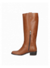 Bota de cuero café con tacón bajo y ancho, perfecta para atuendos casuales o semi-formales, con tira decorativa.