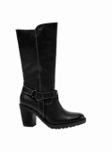 Bota negra de cuero, caña alta y taco estable, adecuada para ocasiones semi-formales y eventos al aire libre.