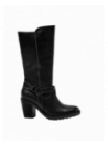 Bota negra de cuero, caña alta y taco estable, adecuada para ocasiones semi-formales y eventos al aire libre.