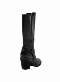 Bota de mujer en cuero negro, diseño clásico con costuras visibles, combinable con jeans y chaquetas de lana.