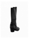 Bota de mujer en cuero negro, diseño clásico con costuras visibles, combinable con jeans y chaquetas de lana.