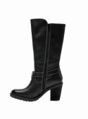 Elegante bota negra de cuero, con correa decorativa y hebilla en el empeine, ideal para otoño e invierno.