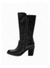 Elegante bota negra de cuero, con correa decorativa y hebilla en el empeine, ideal para otoño e invierno.