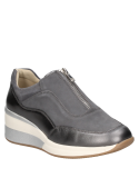 zapatilla de mujer azul con estilo slip-on y detalles sofisticados, ideal para paseos o un día de trabajo informal.