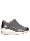zapatilla azul urbana de mujer con diseño moderno y suela elevada, perfecta para un día casual o encuentros sociales.
