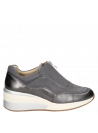 zapatilla azul urbana de mujer con diseño moderno y suela elevada, perfecta para un día casual o encuentros sociales.