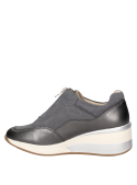 zapatilla azul de mujer con costuras visibles y suela gruesa, perfecta para combinar con atuendos athleisure.