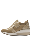 zapatilla de cuero beige con diseño moderno y juvenil, ideal para uso urbano diario.