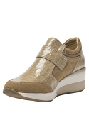 zapatilla de charol beige de cuero para mujer con taco cuña de 5 cm y punta redonda.