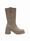 Bota de cuero taupe, elegante y contemporánea, con taco bloque que estiliza la figura.