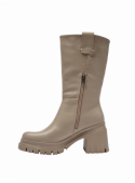 Bota de cuero taupe, forro textil interior, diseño casual para invierno, altura de caña 25.3 cm.