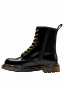 Calzado urbano punk negro de cuero con suela gruesa antideslizante, ideal para un look alternativo y desenfadado.