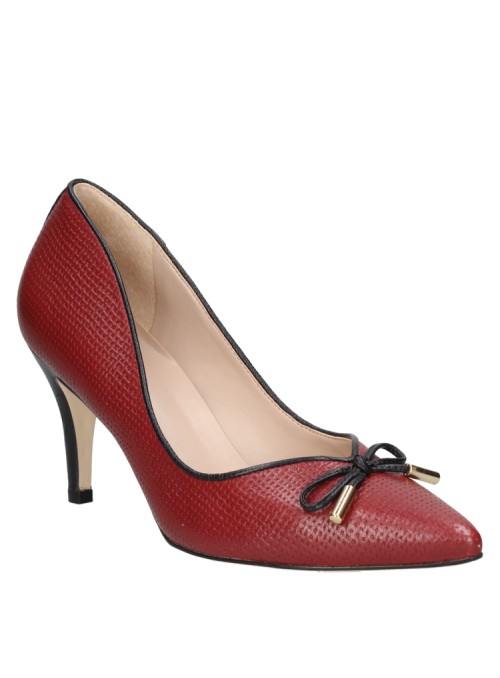 Elegante zapato burdeo de cuero para mujer, clásico y atemporal, perfecto para matrimonios y eventos importantes.