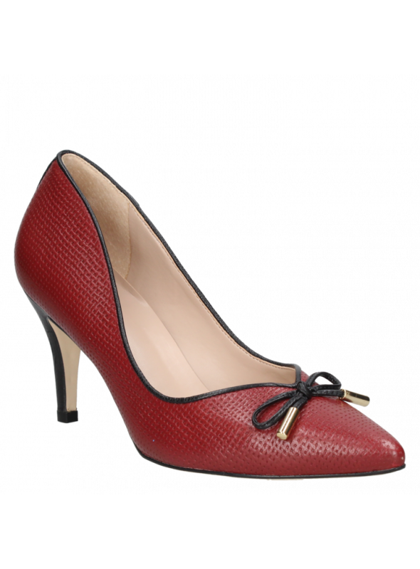 Elegante zapato burdeo de cuero para mujer, clásico y atemporal, perfecto para matrimonios y eventos importantes.