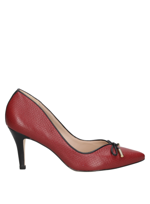 Elegante zapato burdeo de cuero para mujer, clásico y atemporal, perfecto para matrimonios y eventos importantes.