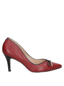 Stiletto burdeo de cuero para mujer, con detalles metálicos en el lazo, ideal para reuniones laborales formales.