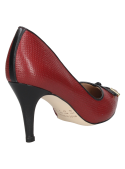 Zapato de vestir burdeo en cuero para mujer, con sofisticado diseño y lazo frontal, adecuado para cenas elegantes.