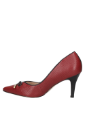 Clásico stiletto burdeo de cuero femenino, con tacón alto y delgado, perfecto para combinar con vestidos de cóctel.