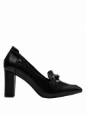 Elegante zapato de mujer en cuero negro, adecuado para reuniones de trabajo y ocasiones formales por su diseño refinado.