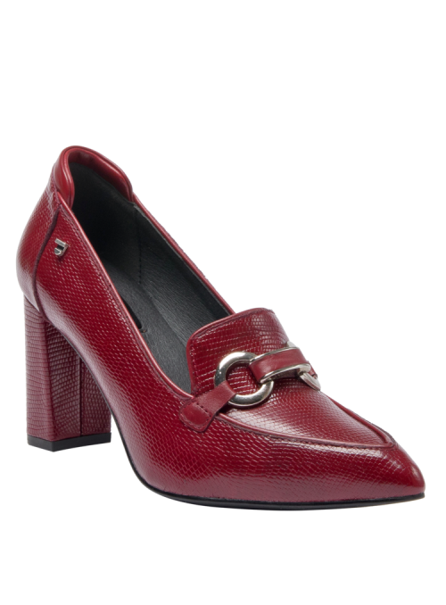 Zapato de cuero burdeos femenino, perfecto para reuniones elegantes, combina estilo clásico con modernidad.