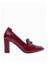 Zapato casual burdeos de cuero para mujer, sofisticado y versátil, con tacón alto y hebilla que añade lujo.