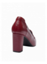 Calzado de cuero burdeos para mujer, ideal para eventos formales, con un diseño moderno y detalles metálicos distintivos.