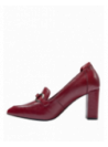 Zapato burdeos de cuero para mujer, estilo casual clásico con punta alargada y hebilla metálica decorativa.
