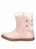 Calzado infantil rosado con borde peludo y botones decorativos, perfecto para combinar con leggins o jeans ajustados.