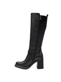 Bota negra de cuero para mujer, estilo casual, con diseño robusto y elegante, ideal para ocasiones formales.