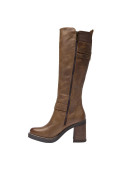 Bota casual de cuero café con acabado liso y suela antideslizante, perfecta para diversas superficies.