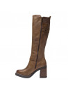 Bota casual de cuero café con acabado liso y suela antideslizante, perfecta para diversas superficies.