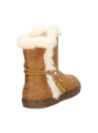 Bota camel infantil con adorno de tira lateral y estilo acogedor, combinable con jeans o vestidos.