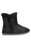 Bota negra para niña, suela con relieve para buen agarre, estilo casual que complementa looks invernales cómodos.