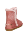 Bota versátil rosada, interior forrado para mayor comodidad, combina con jeans ajustados o leggings.