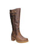 Elegante bota de cuero café para mujer, tacón medio estructurado y suela robusta que sugiere buen agarre.