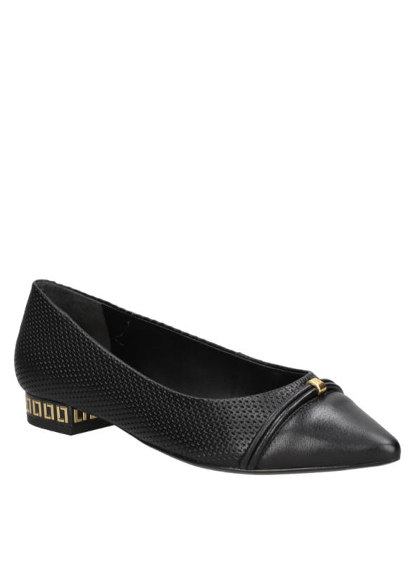Zapato de cuero negro para mujer, adecuado para uso diario en la oficina o cenas formales, combinando comodidad y estilo.
