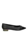 Elegante zapato de cuero negro para mujer, versátil para ocasiones laborales o eventos casuales elegantes.