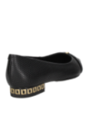 Zapato de cuero negro para mujer con patrón geométrico en el taco, combinable con vestidos o pantalones formales.