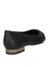 Zapato de cuero negro para mujer con patrón geométrico en el taco, combinable con vestidos o pantalones formales.