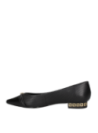 Diseño sofisticado de zapato de cuero negro, con adorno metálico y taco cuadrado, perfecto para moda urbana femenina.