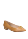 Zapato de cuero camel para mujer, estilo casual y elegante, con estructura plana y detalles que realzan su sofisticación.