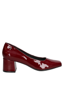 Zapato clásico burdeo de cuero charol, taco grueso y sin adornos, ideal para un look estructurado en ambientes formales.