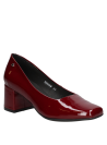 Zapato cerrado burdeo de cuero charol, sofisticado y formal, con taco grueso para estabilidad en eventos elegantes.