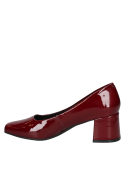 Zapato de mujer burdeo en charol de cuero, diseño clásico y elegante con taco grueso, ideal para eventos formales.