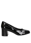 Calzado de cuero charol negro para mujer, estilo minimalista y formal, adecuado para reuniones laborales y eventos.