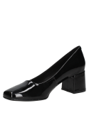 Zapato de mujer en cuero charol negro, silueta sofisticada tipo stiletto con un diseño limpio y sin adornos.